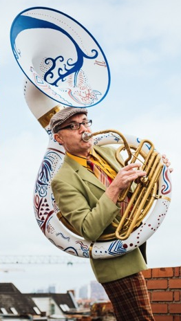 Der Musiker Stefan Gocht mit seinem Sousaphon.